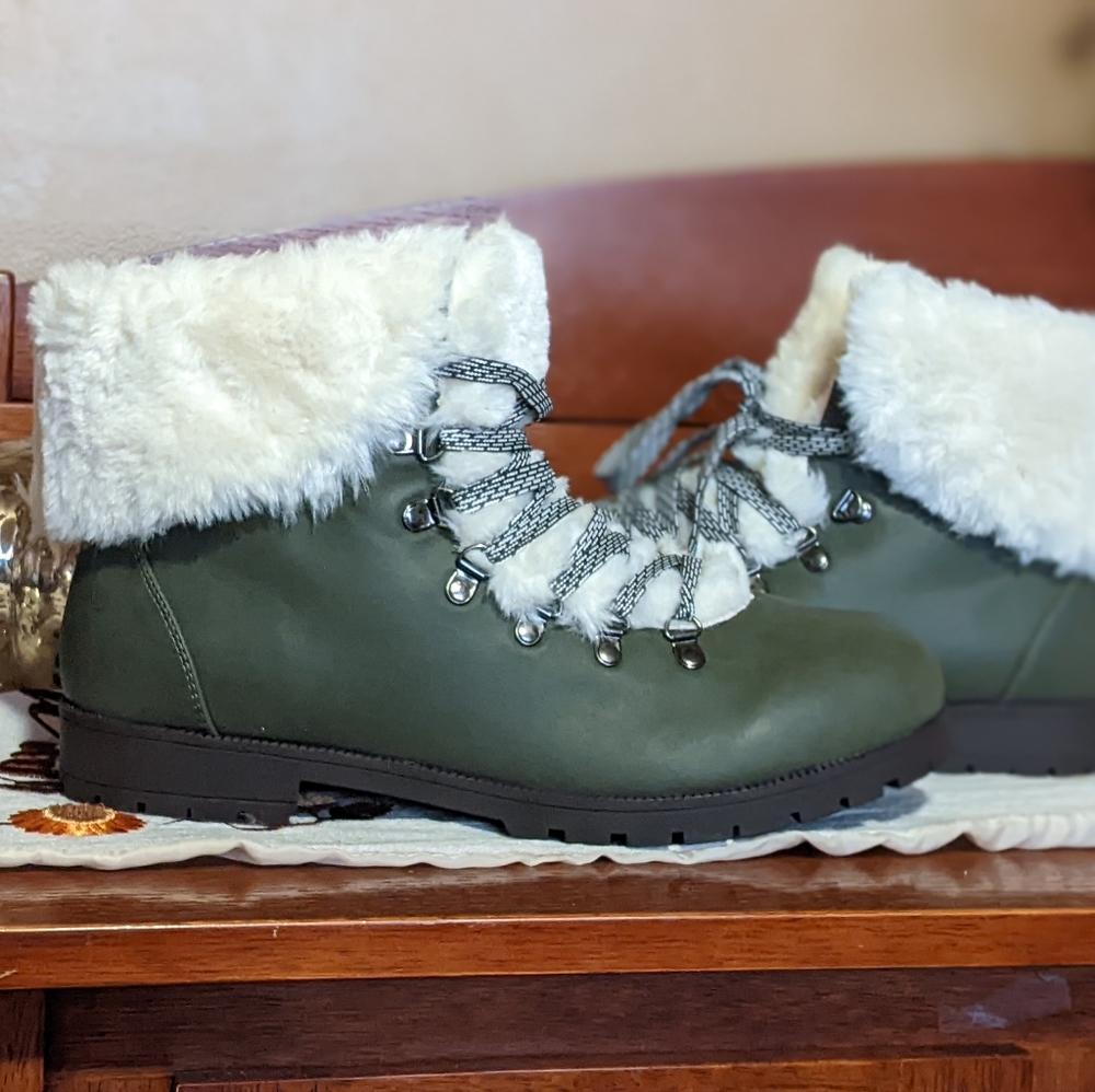 Olive Green and Cream Faux Fur Comfortview Winter Boots Women's 12WW